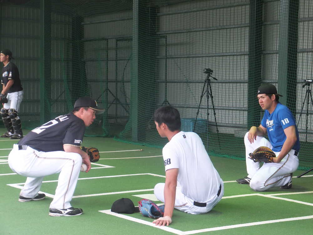コーチ兼任の日本ハム・鶴岡、若手に熱心アドバイス「お前の年齢なら直せる」