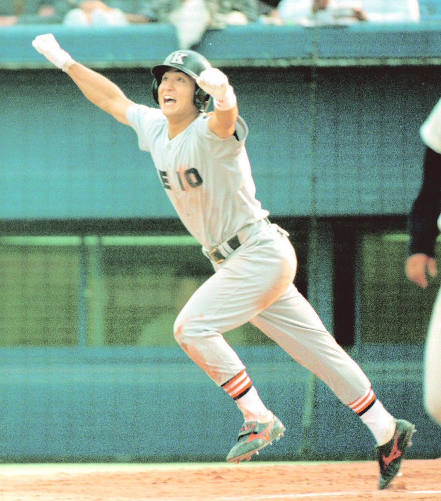 慶大時代の高橋由伸氏。田淵を抜きリーグ最多となる通算２３号本塁打を放ちガッツポーズ