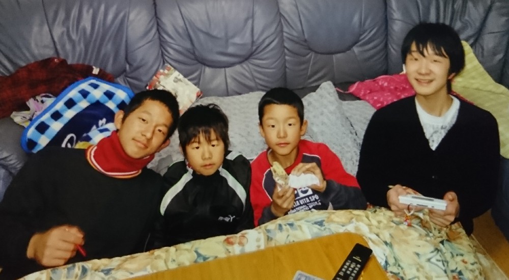 長男・茂陽さん（右端）、（左から）次男・和弘さん、四男・士郎さんと１０歳の竜平