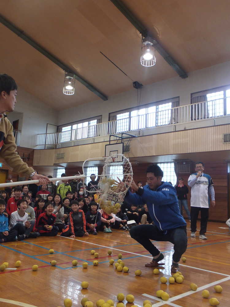 栗山小学校での児童との玉入れ対決で教師の協力を得て難なく玉を入れる日本ハム・浅間