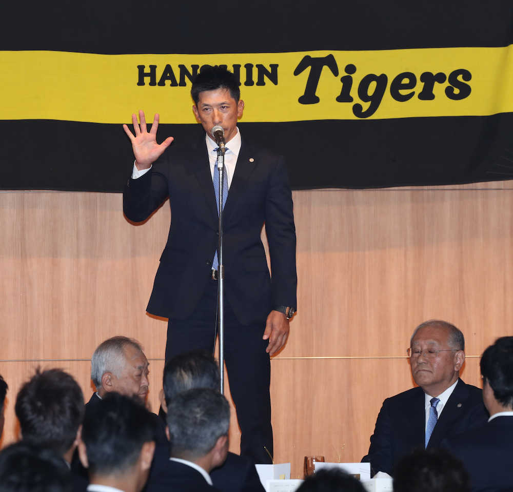 阪神・藤原次期オーナー（左）、坂井オーナー（右）の前であいさつする矢野監督。５つの項目を挙げて、来季の抱負を述べた（撮影・成瀬　徹）