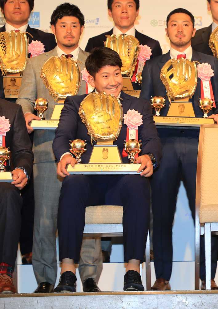 巨人・菅野３年連続ＧＧ賞　背番「１８」先輩の堀内氏超えへ