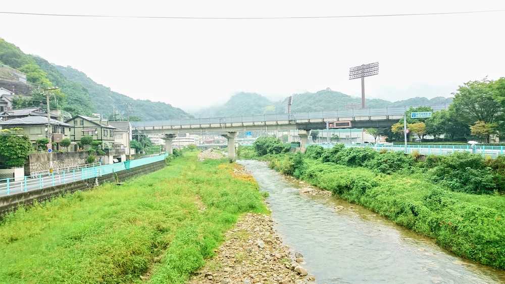 藤村富美男が幼少のころ遊んだ二河川河川敷。左は生家のある下山手地区、右に二河野球場