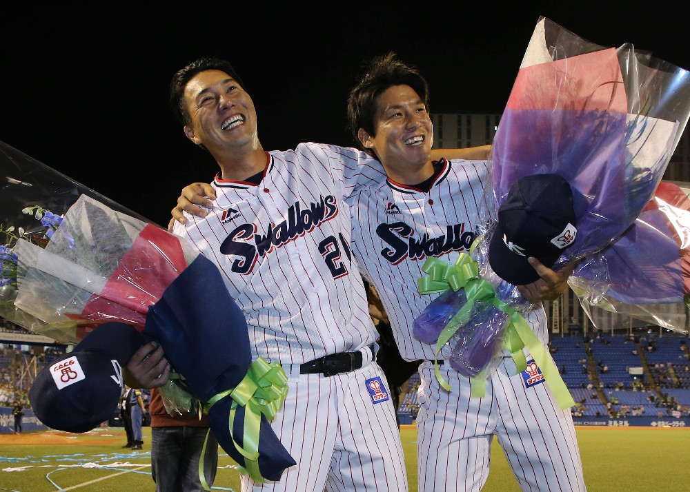１０月８日の試合後、松岡（左）は山本と肩を組んでライトスタンドのファンにあいさつ
