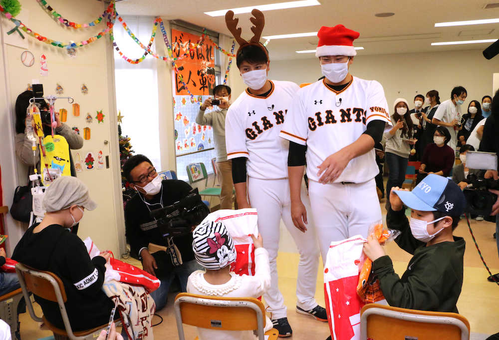 巨人　菅野サンタ＆宮国トナカイ、闘病中の子供たちにプレゼント「来年の活力になった」
