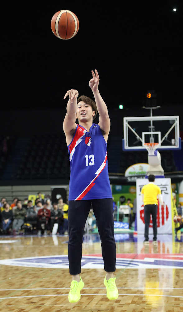 ＜Ｂリーグ　福岡・名古屋＞ゲストとして来場しフリースローするソフトバンク・西田（撮影・岡田　丈靖）