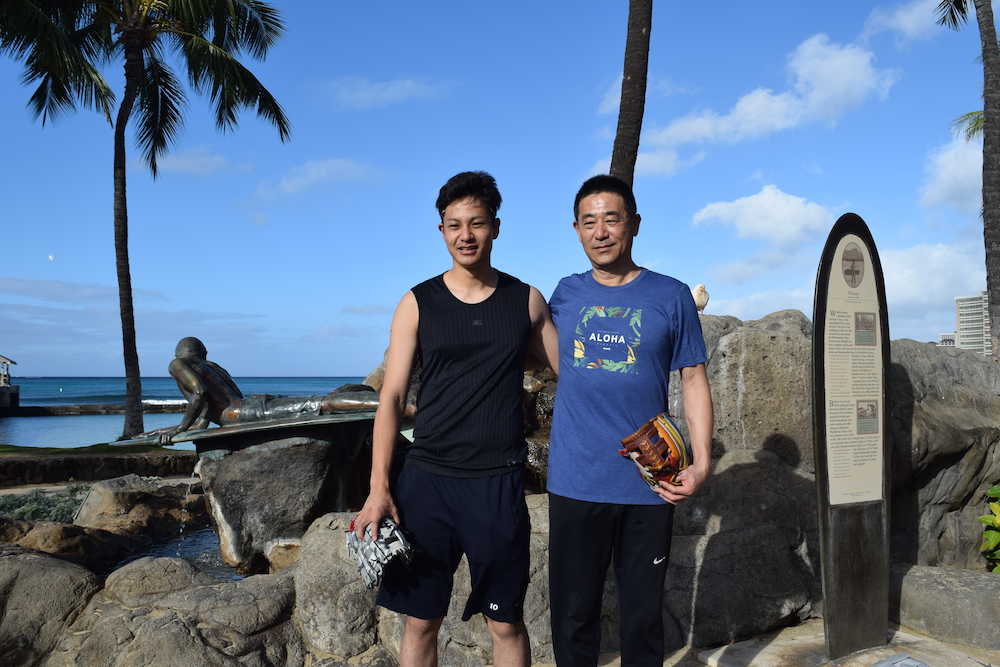 ビーチで記念撮影する大竹（左）と父・紳一郎さん