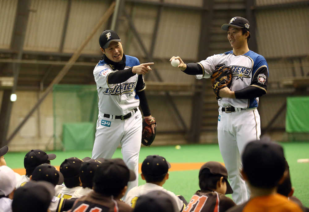日本ハム鶴岡　野球教室で子どもたちと交流　少年時代は自身も「ドカベン」香川さんに感激