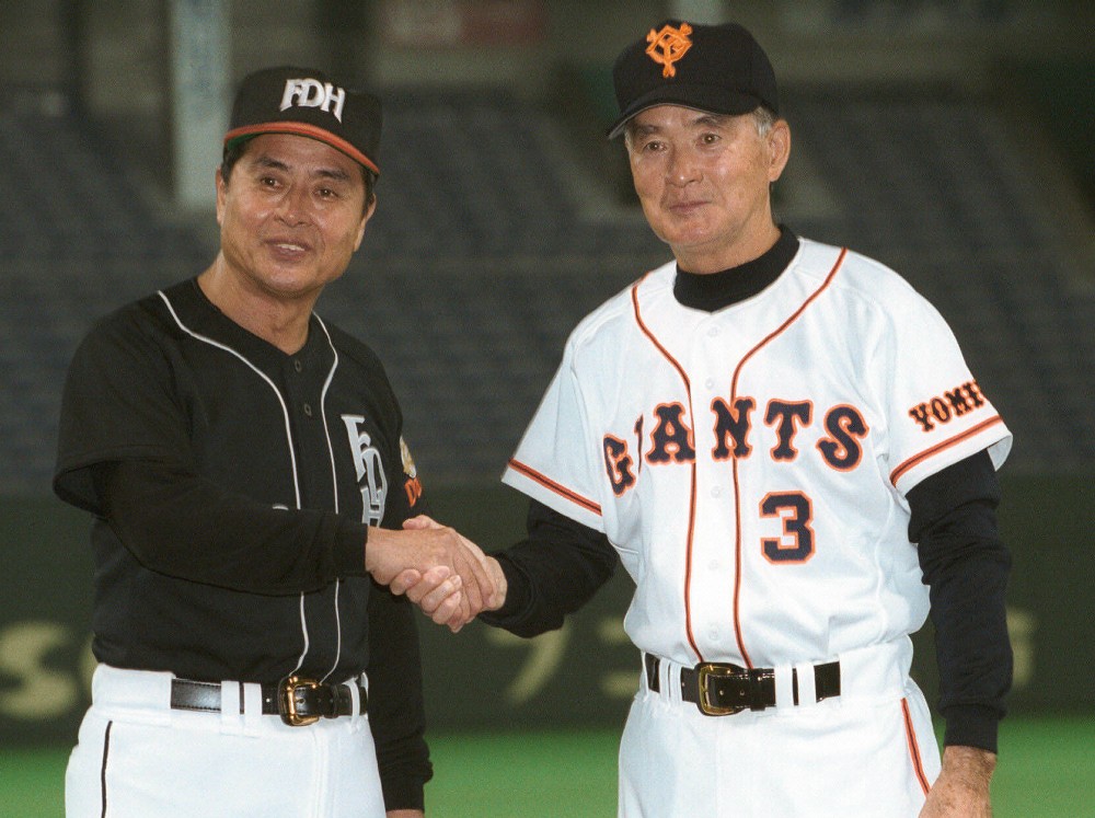 ２０００年の日本シリーズで握手を交わす巨人の長島監督（右）とソフトバンクの王監督