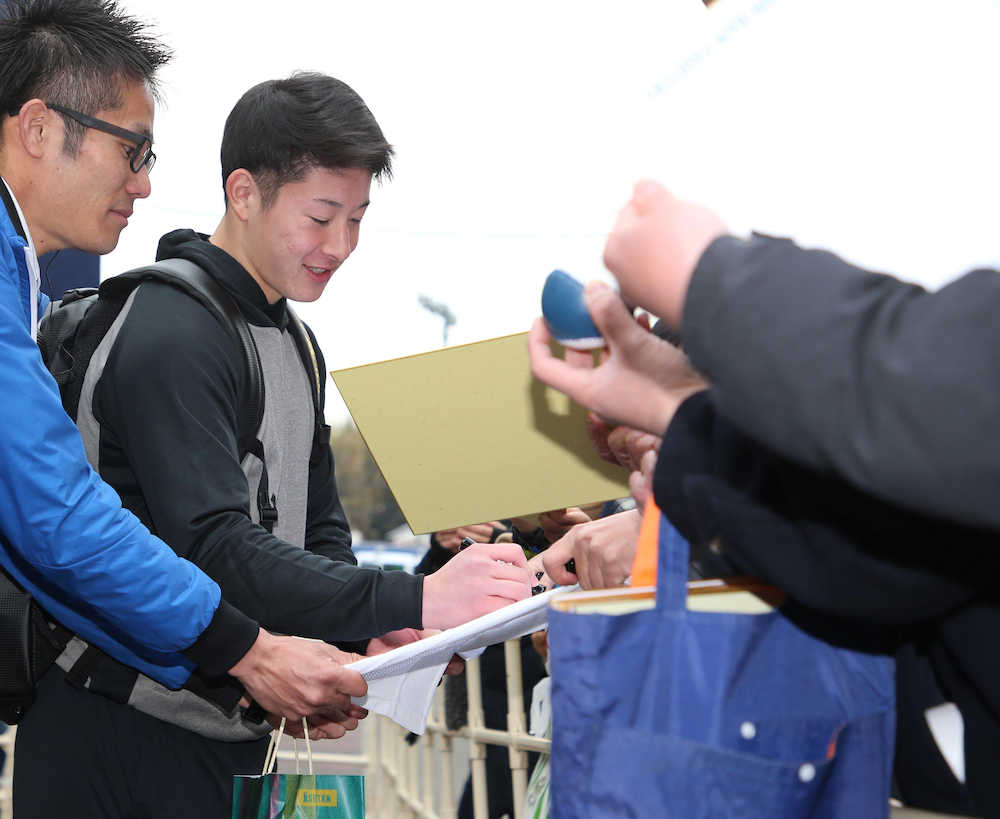 日本ハム・吉田輝星の即席サイン会にファン感激「まさかもらえるとは」