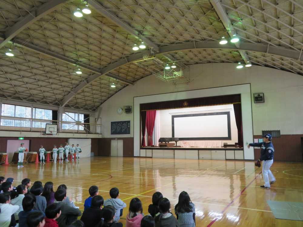 西武・駒月　夢実現のカギは「口に出すこと」　所沢市の小学校訪問