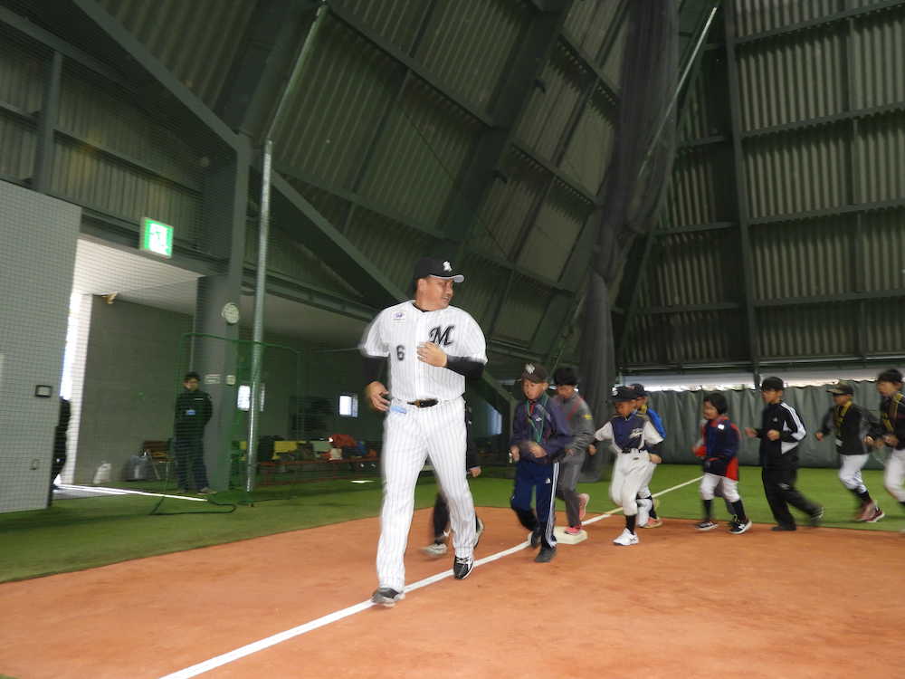 ＺＯＺＯマリン室内練習場で野球教室を行ったロッテ・井口監督は子どもたちと一緒にランニング