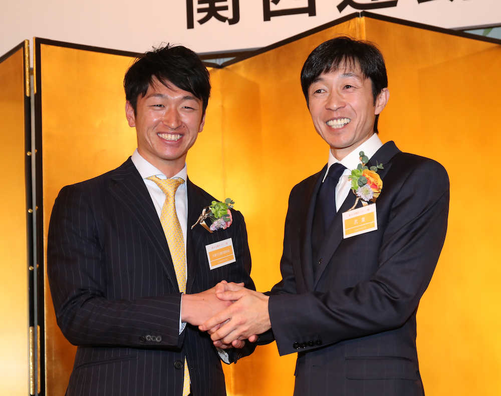 関西スポーツ賞の表彰式で武豊（右）と握手する近本（撮影・奥　調）