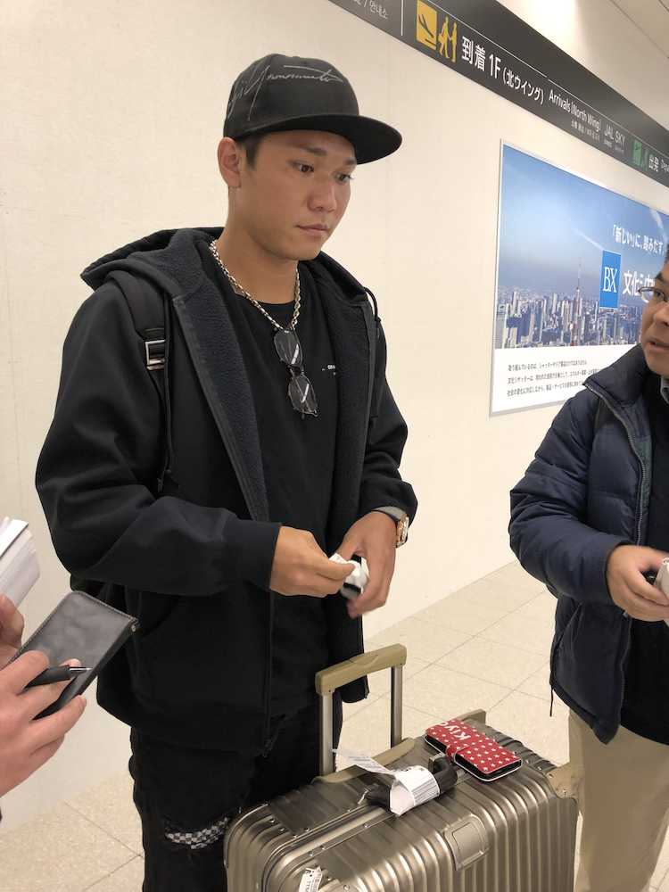 巨人・坂本　 自主トレ先の沖縄から帰京　３０歳で迎えるシーズンも「気持ちは変わらない」
