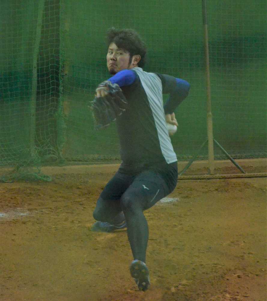 結婚を発表した鈴木博はブルペンで投球練習