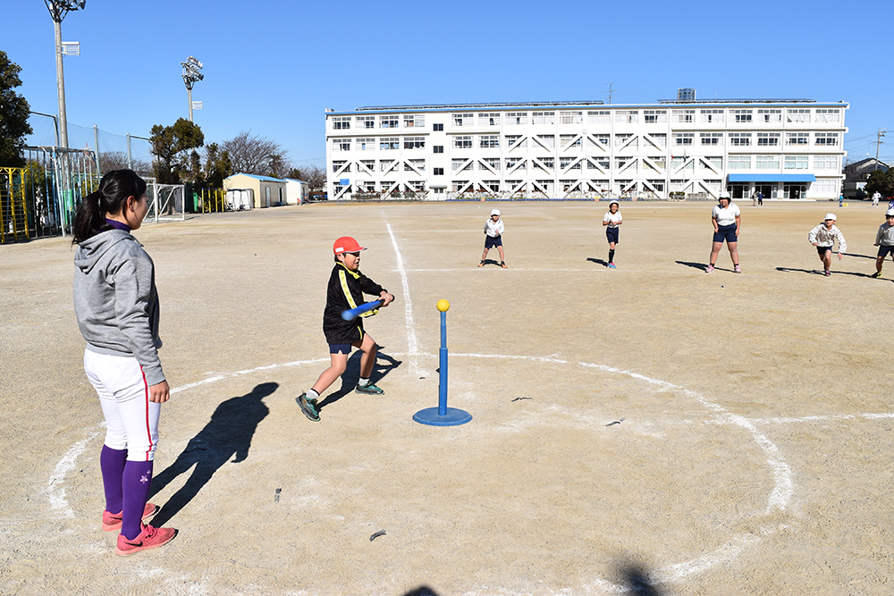 女子プロ野球　京都・浅野らが浜松の小学校で野球教室