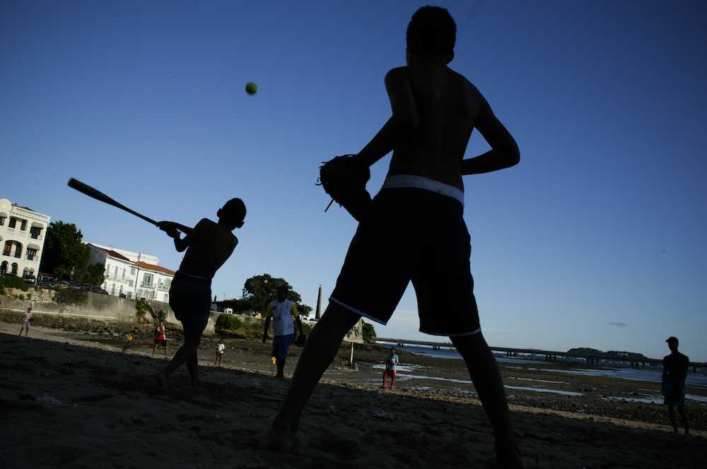 海岸で野球を楽しむパナマの子供たち　（ＡＰ）