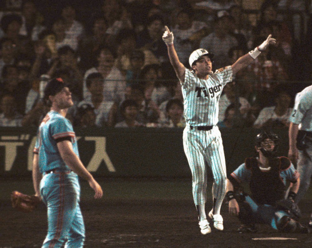 ８９年６月２５日、８回、巨人・ガリクソンから逆転満塁本塁打を放ちバンザイの岡田