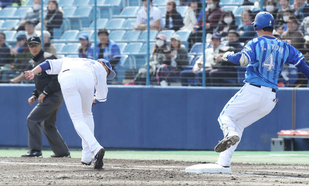 ２回２死、伊藤裕（右）は二塁に打ち上げた打球が落球となるも、緩慢な走塁でアウトとなる（撮影・椎名　航）