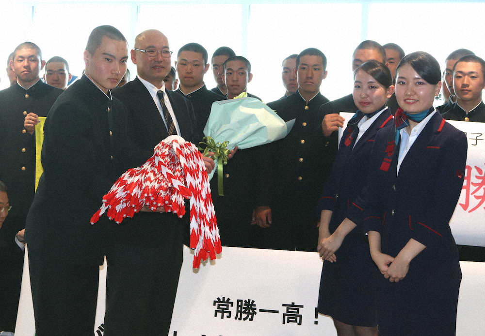 札幌第一　新千歳空港で出発セレモニー「甲子園で校歌を」