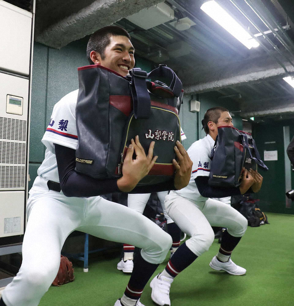 山梨学院　雨のため甲子園のグラウンドは使えず　室内練習場で練習