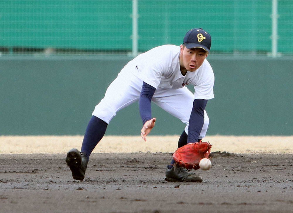 札幌大谷　釜萢、大胆守備で父超える　打者見極め位置変更