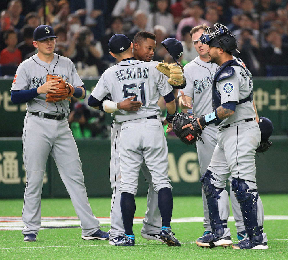 【画像・写真】イチロー　開幕スタメン出場も無安打　交代時にナインと抱擁