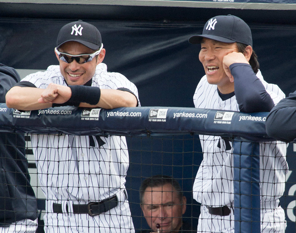 2014年2月、ベンチで談笑するヤンキースのイチローと臨時コーチの松井秀喜氏