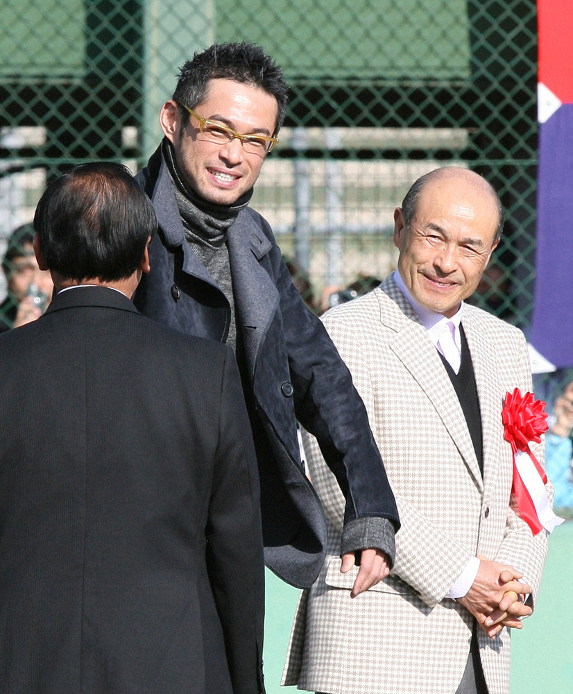 主催の野球大会に出席したイチロー（左）と父の鈴木宣之氏