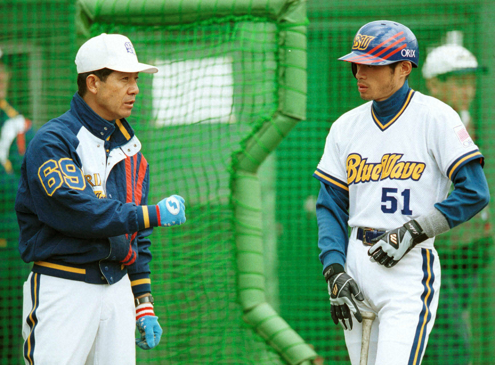 オリックス時代に当時の新井宏昌コーチ（左）とバッティング談義をするイチロー