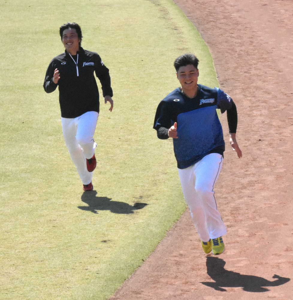 千葉・鎌ケ谷で練習し短距離走を行う清宮（右）