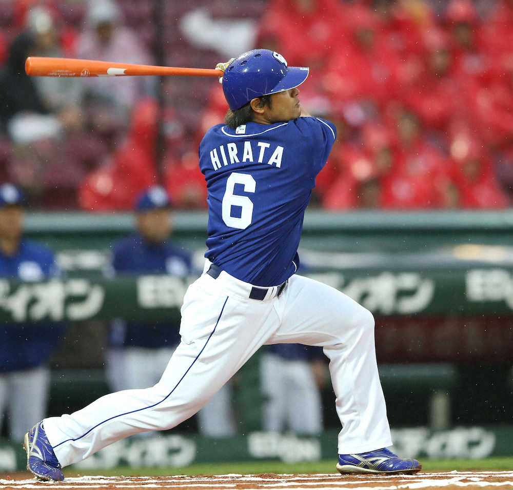 初回無死、平田は中越えに初球先頭打者本塁打を放つ（撮影・北條　貴史）