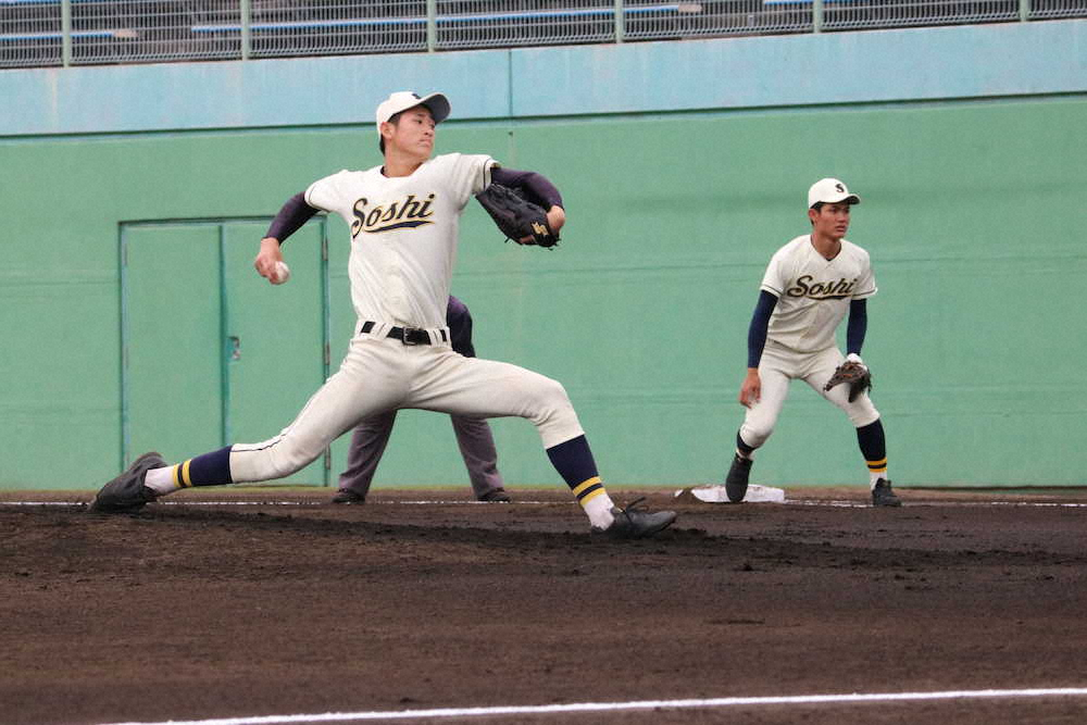 力投する創志学園・草加（右は西）