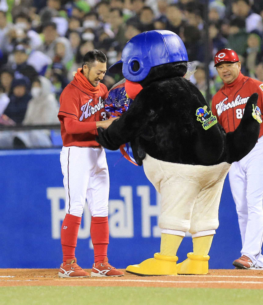 つば九郎“おとももち”広島・菊池涼介の偉業祝福「2000めざしてばんがれ、きくりん！！！」