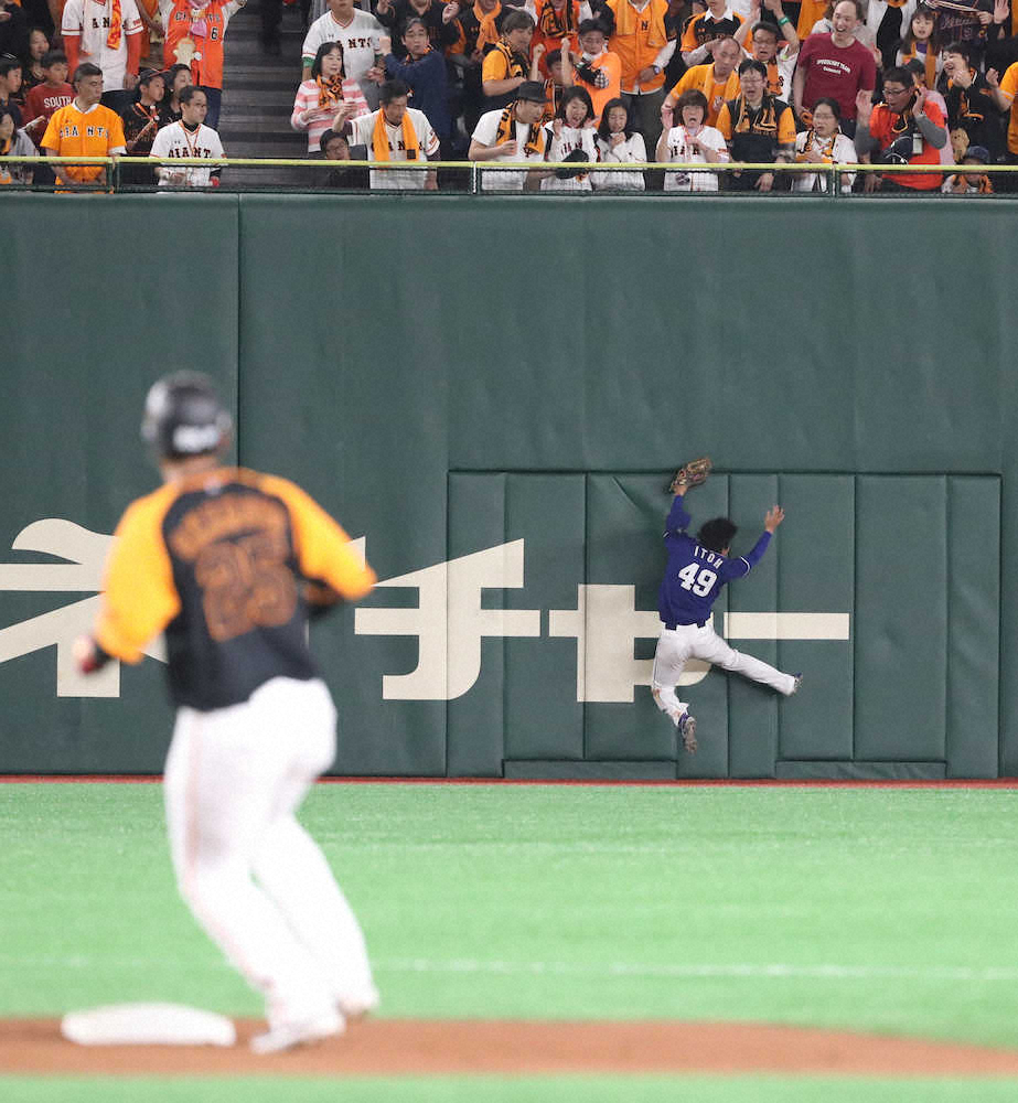 1回1死一、二塁、石川の左翼壁に当たった打球を捕球する左翼・伊藤康。一塁走者・岡本は二塁に到達しているがそのまま三塁へ向かう　（撮影・西川祐介）