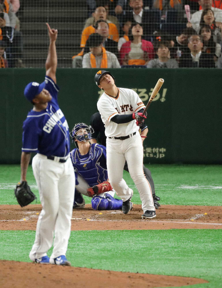 【画像・写真】巨人・岡本　令和初の天井打！打った瞬間は悔しさにバット叩きつけるも…