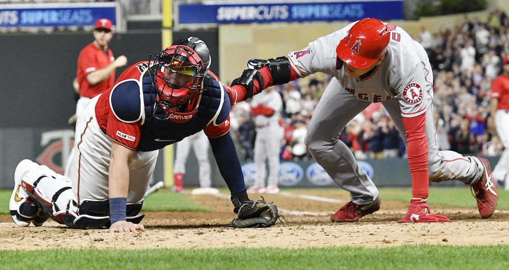 ツインズ捕手、大谷と本塁で交錯　左足ひねって交代