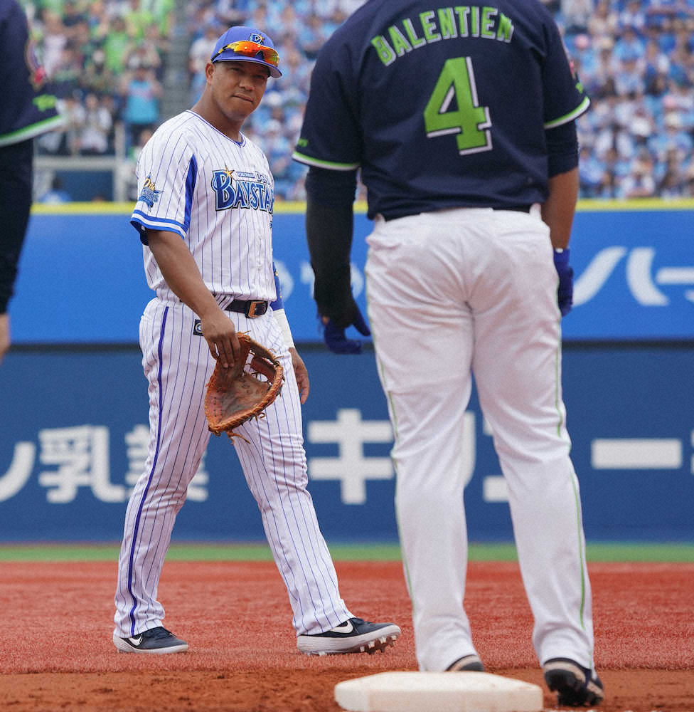 ＜D・ヤ＞初回1死一、二塁、失策し、バレンティンの出塁を許したロペス（撮影・島崎忠彦）