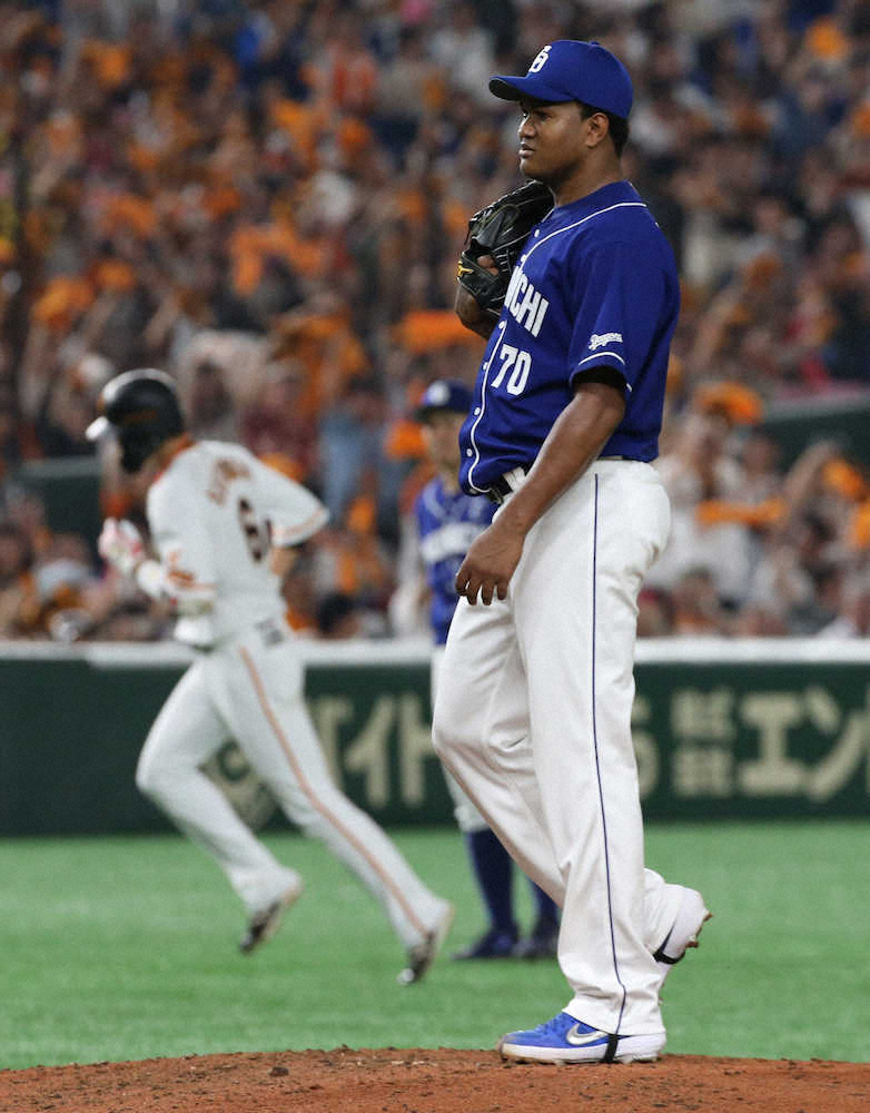 ＜巨・中＞5回無死一塁、坂本勇に2打席連発の勝ち越し2ランを浴びたロメロ（撮影・森沢裕）