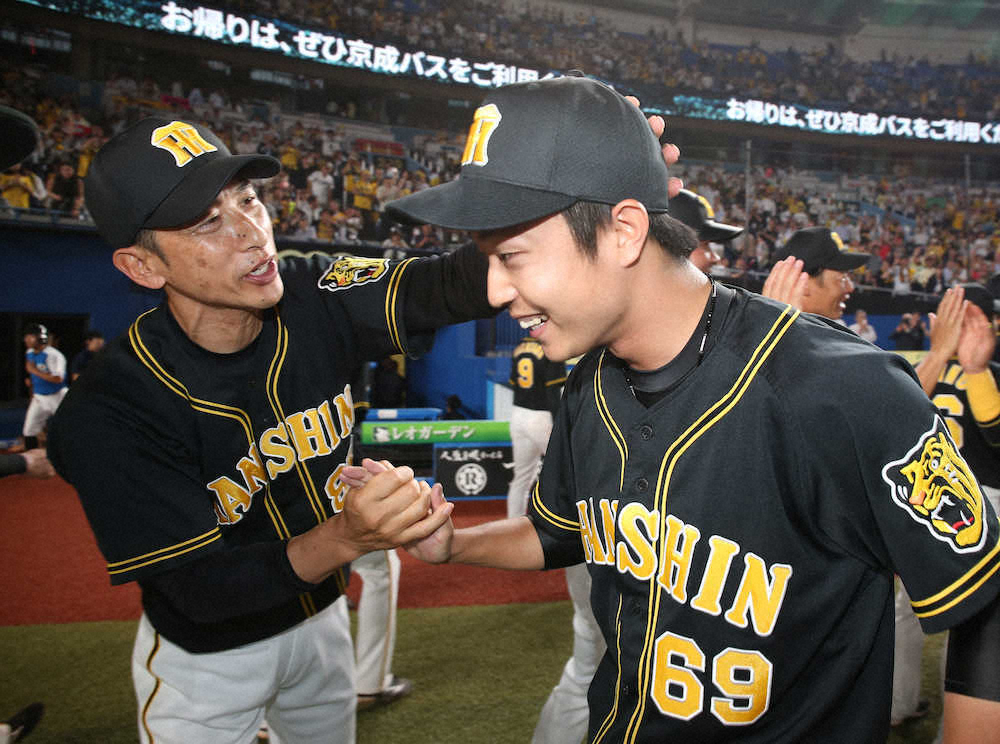 ＜ロ・神＞最後を締めた島本（右）をねぎらう矢野監督（撮影・大森　寛明）