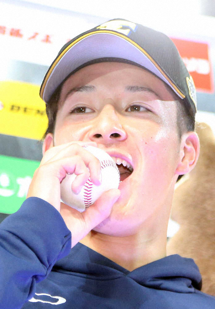 プロデビュー戦で勝利をあげた吉田輝はウイニングボールに口を寄せる（撮影・高橋茂夫）　