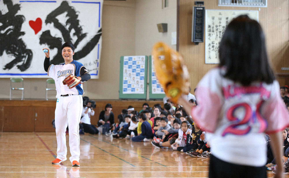 ＜日本ハム＞札幌市の学校訪問した清宮は児童とキャッチボールを行った（撮影・高橋茂夫）