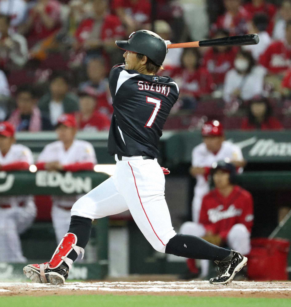 11回2死二塁、鈴木は右翼線に適時二塁打を放つ　（撮影・奥　調）