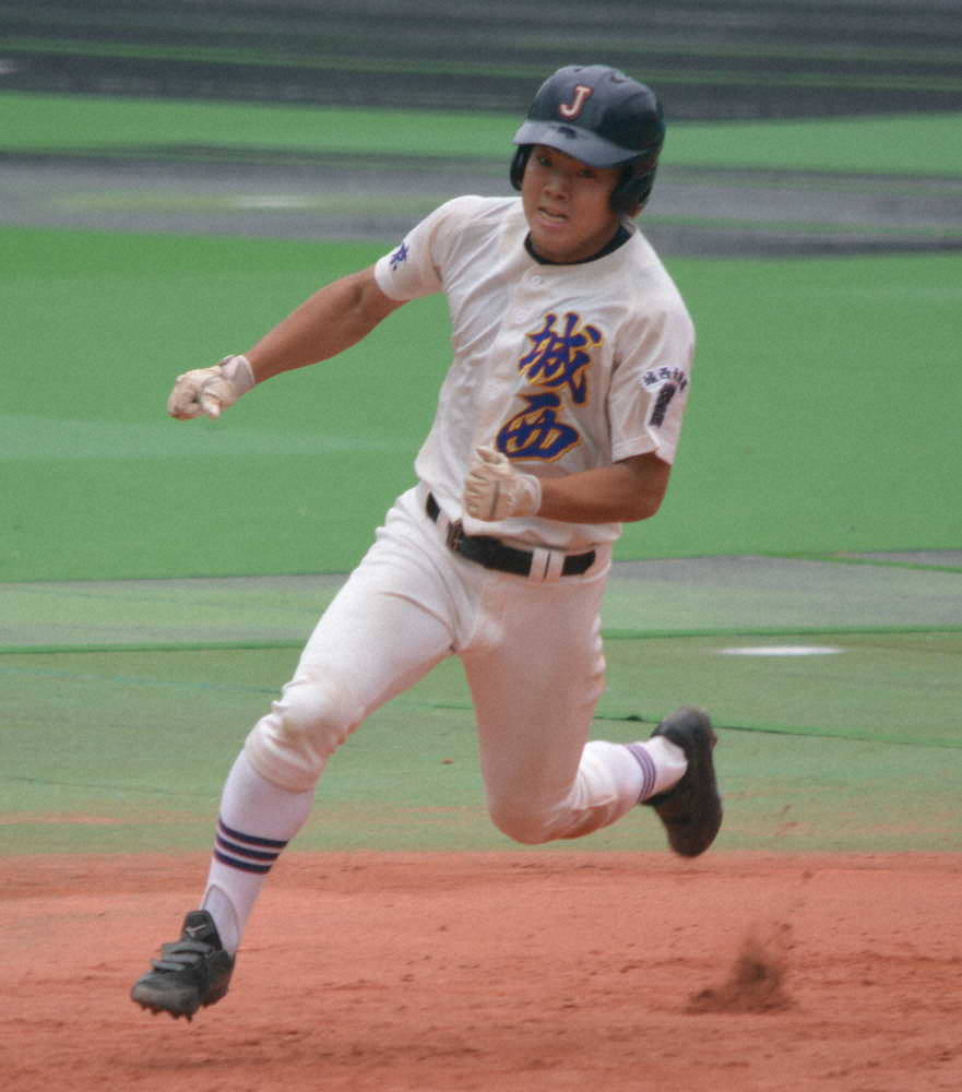 高校野球・東東京・立教池袋―城西・5回に適時三塁打を放ち、激走する城西の牛山