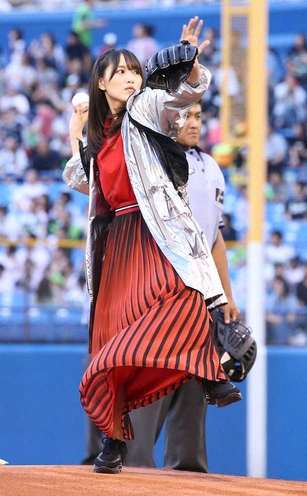欅坂46菅井友香&田村保乃、始球式で真剣勝負「夢のマウンドで投げられてうれしい」
