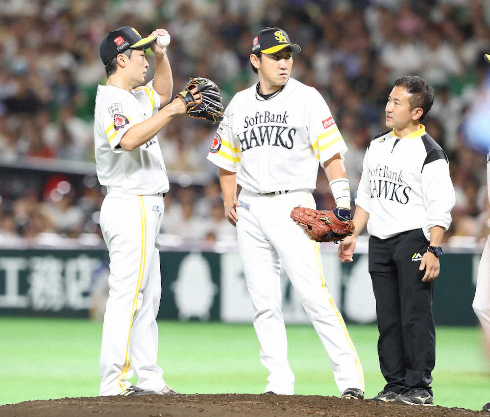 5回2死一、二塁、打者・外崎の時、マウンド上でトレーナーと話す和田（左）（撮影・岡田　丈靖）