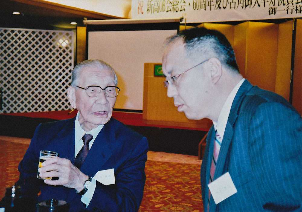 生前の古角俊郎さん（左）と筆者。2010年11月4日、和歌山県那智勝浦町のホテル浦島で開かれた「古角御大卒寿祝賀会」にて。