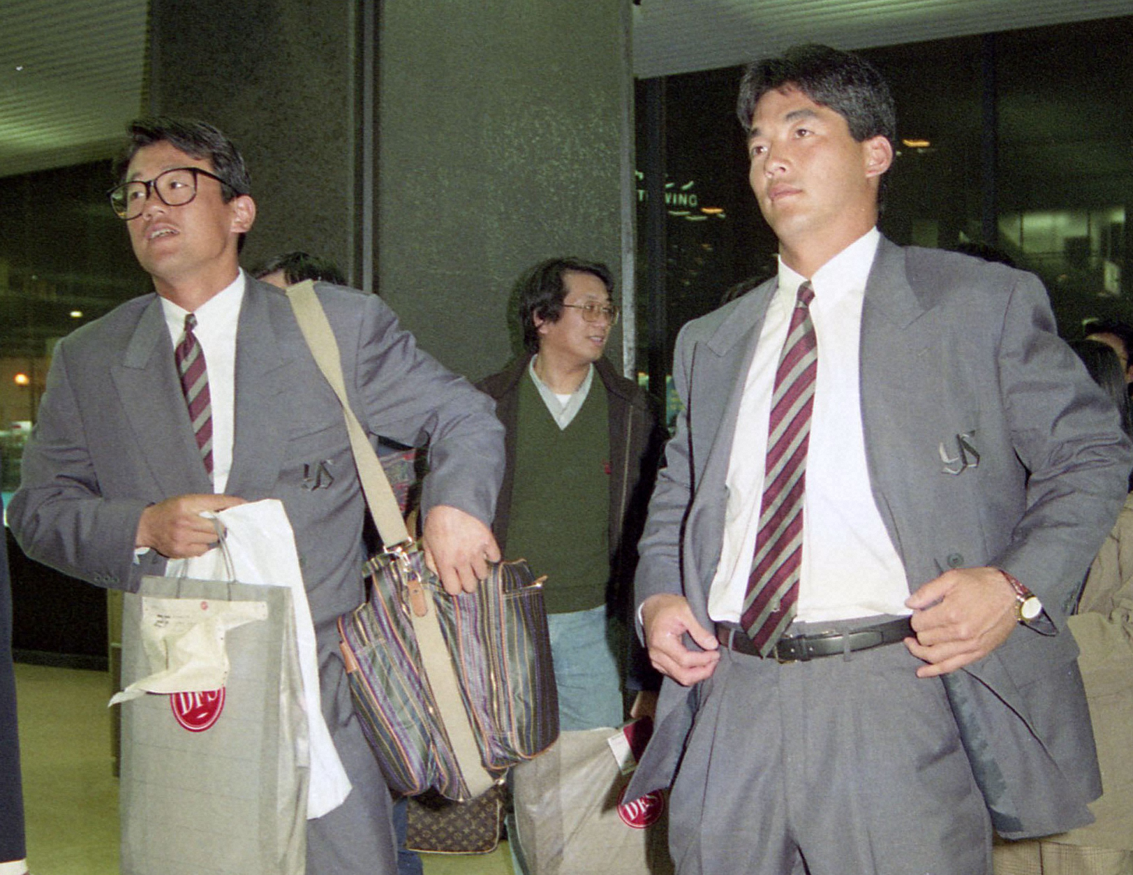 ヤクルト時代、キャンプから帰国しスーツ姿の古田（左）、長嶋
