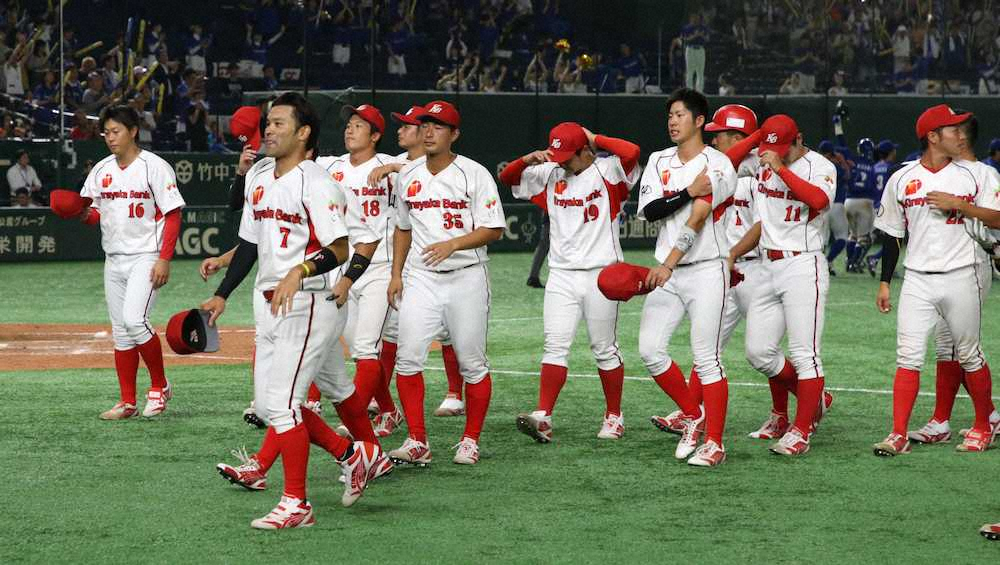 惜しくも初戦敗退にガックリのきらやか銀行ナイン（撮影・村上　大輔）