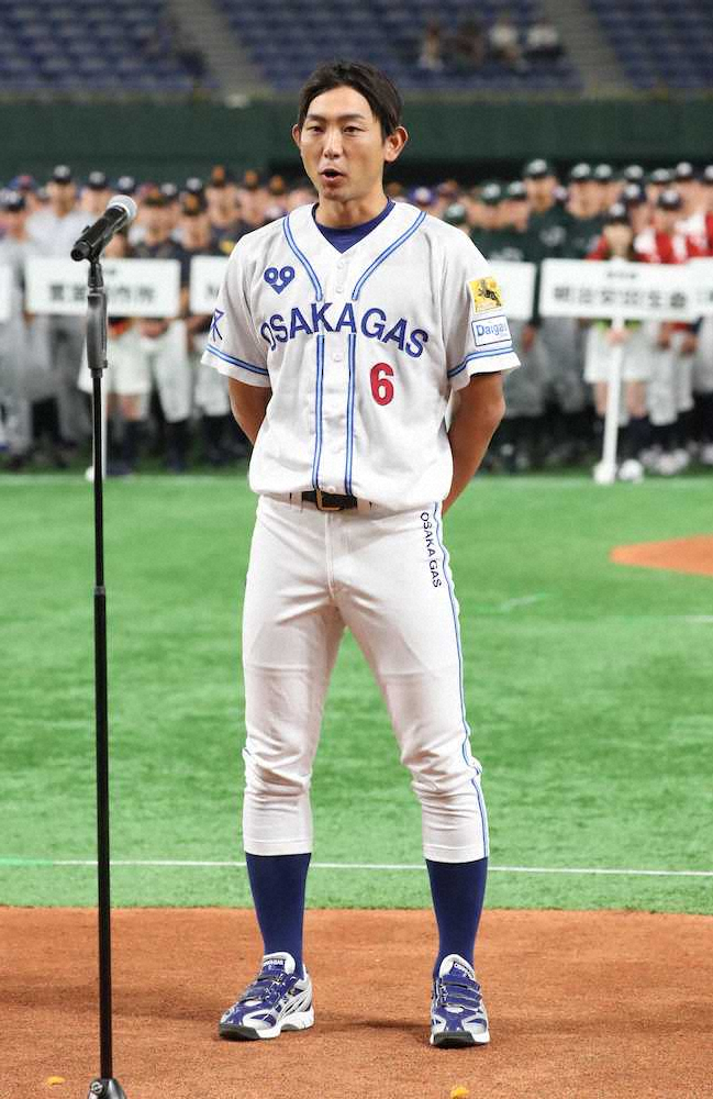 選手宣誓する大阪ガス・峰下主将（撮影・村上　大輔）